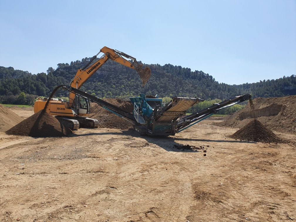 Criblage de la terre par des machines