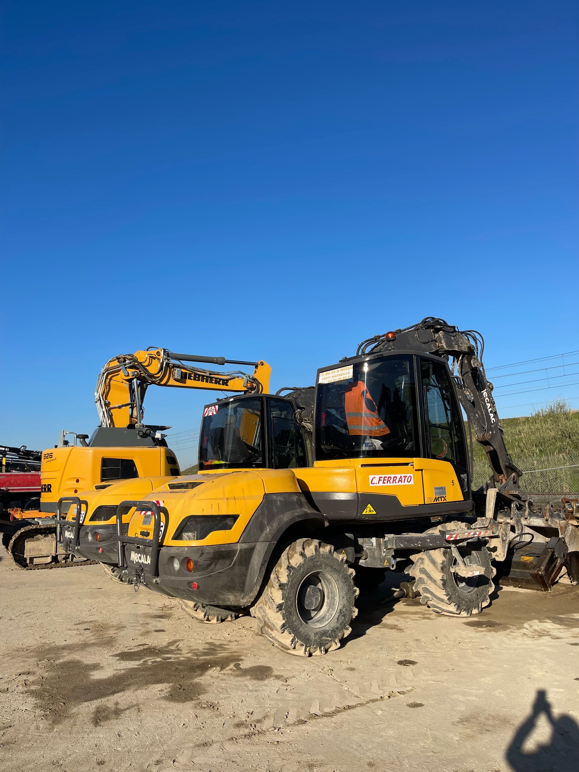 Pelle de terrassement jaune