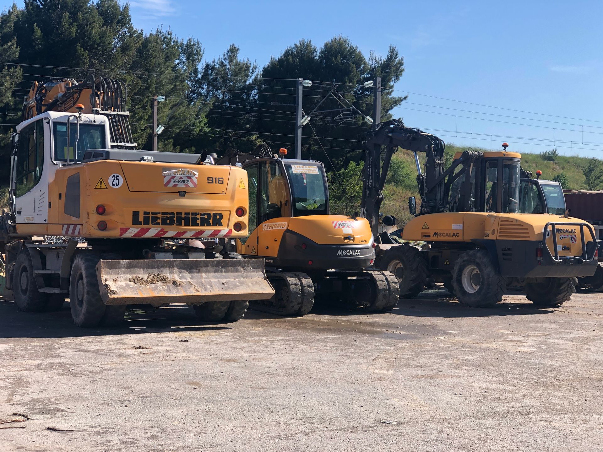 Engins de travaux publics jaunes
