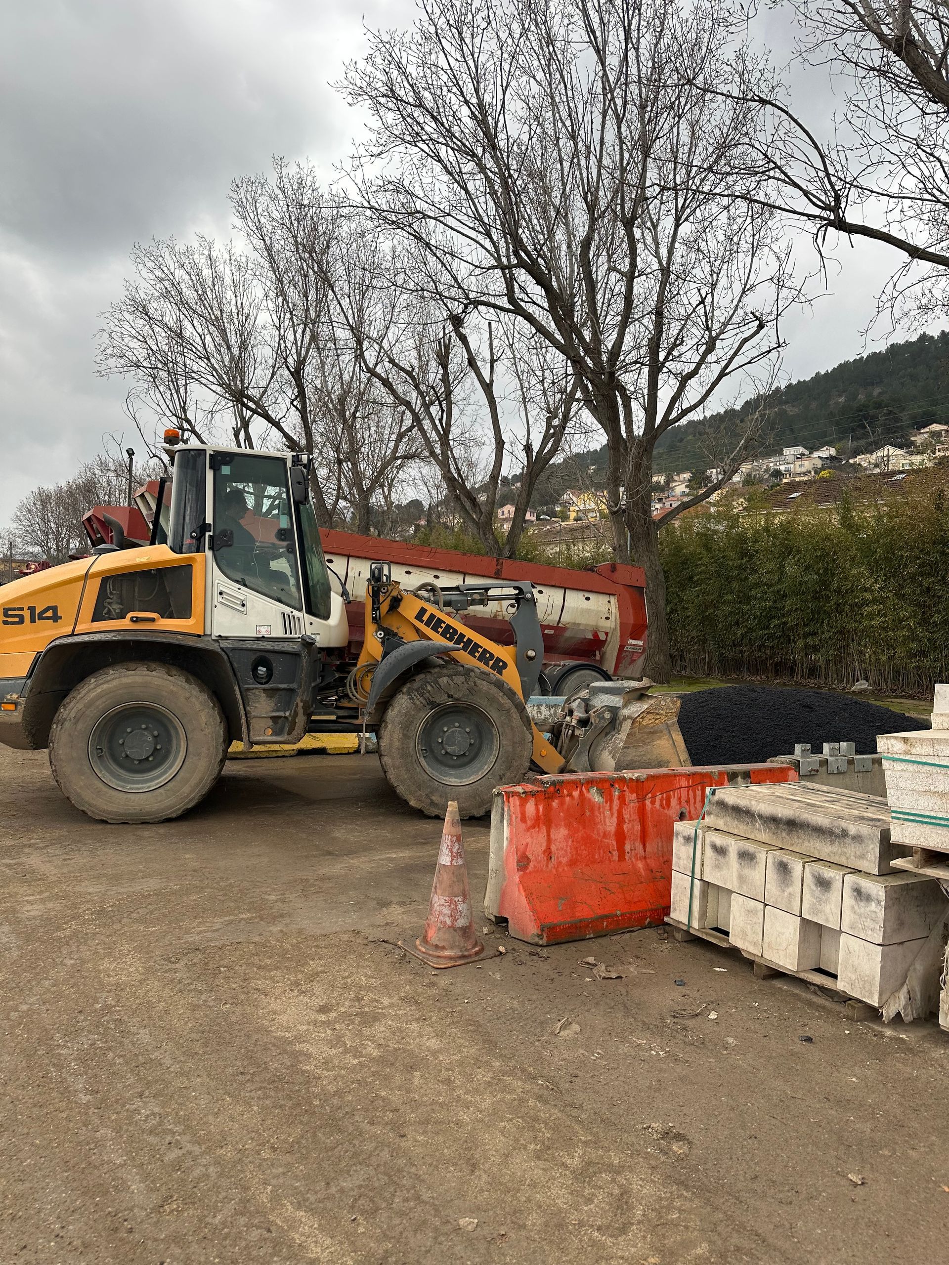 Engin de chantier près d'un tas d'enrobé