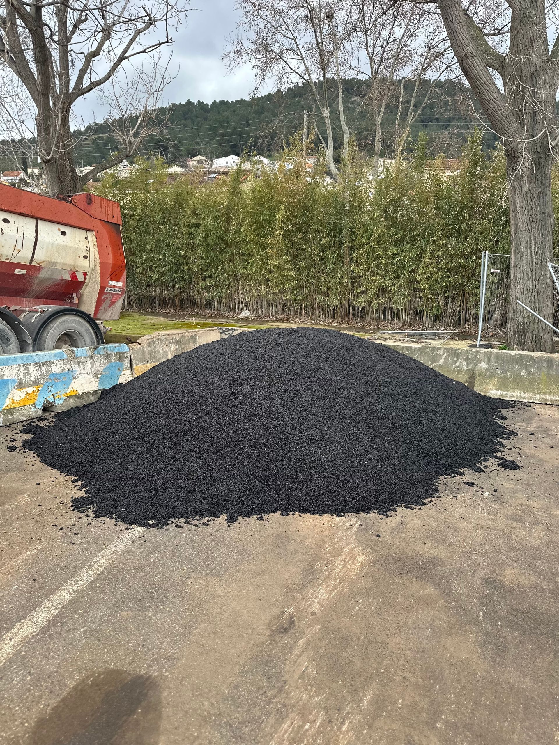 Tas d'enrobé au sol