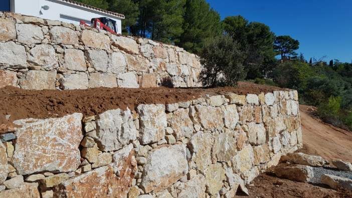 Enrochement sous le terrain d'une maison