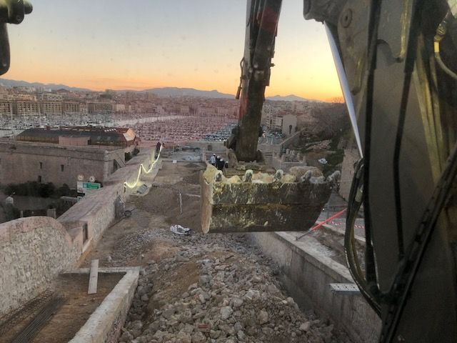 Mécalac 12 avec chauffeur chantier Marseille