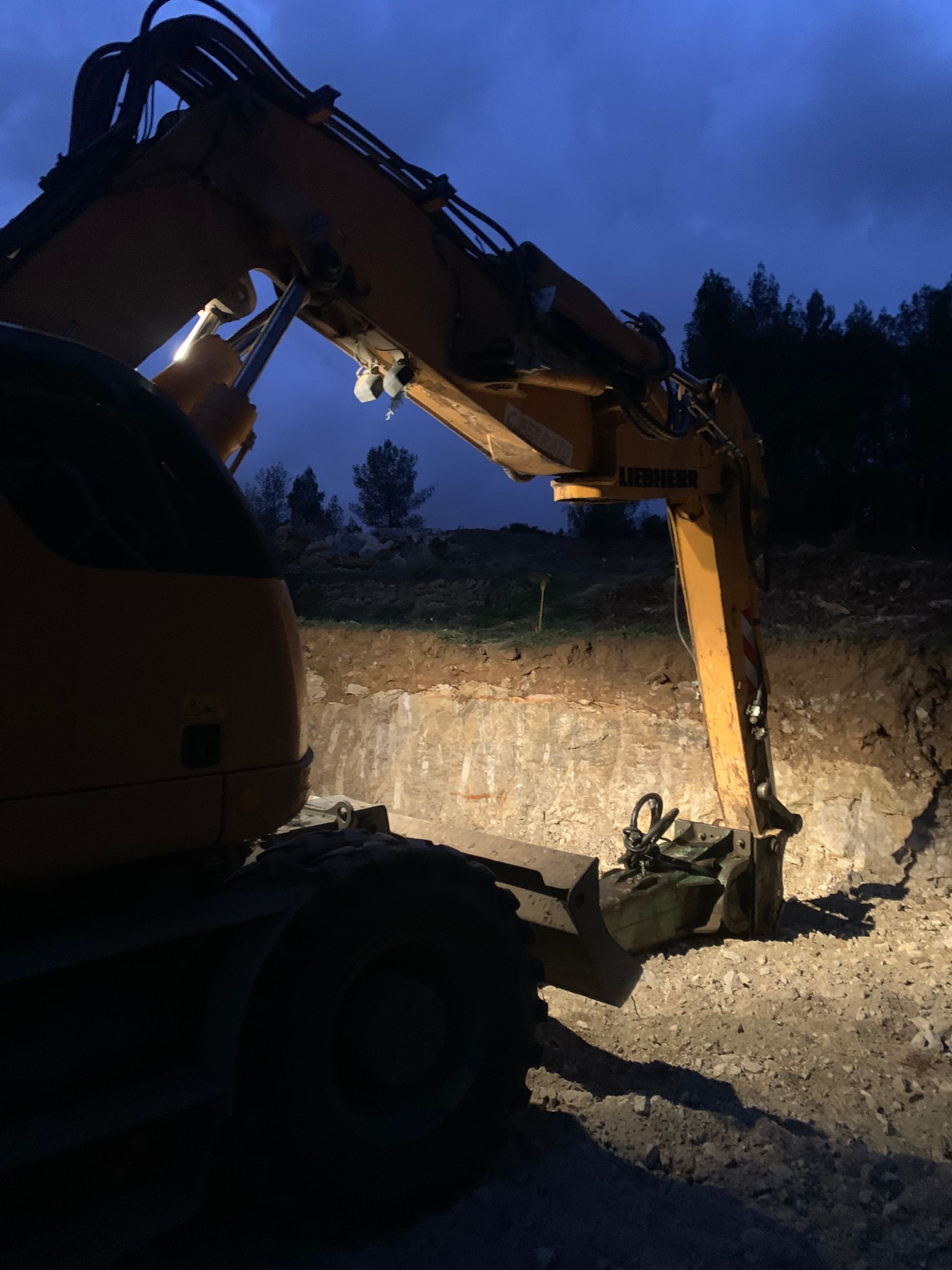 Pelleteuse sous la nuit