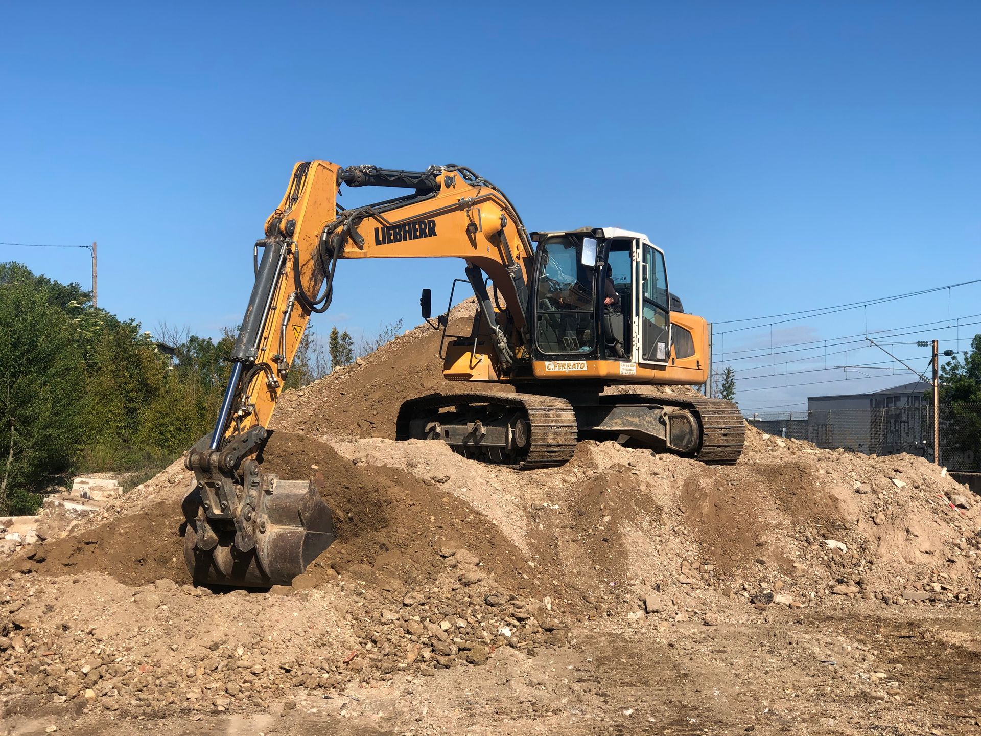 Pelleteuse sur tas de terre