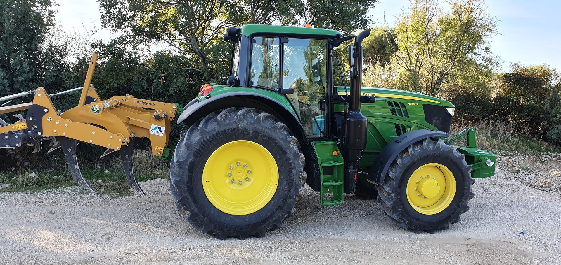 Tracteur jaune et vert vu de côté