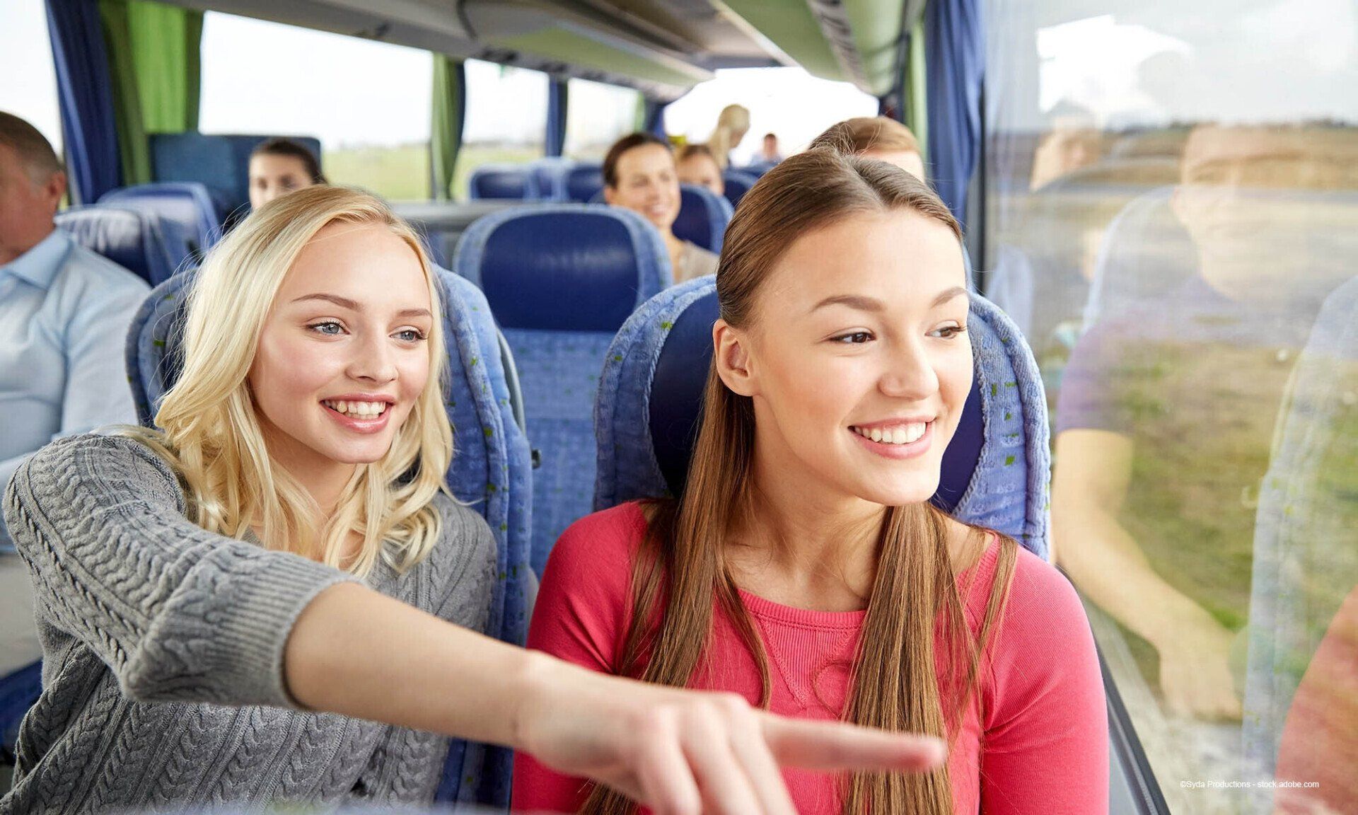Personen in einem Reisebus