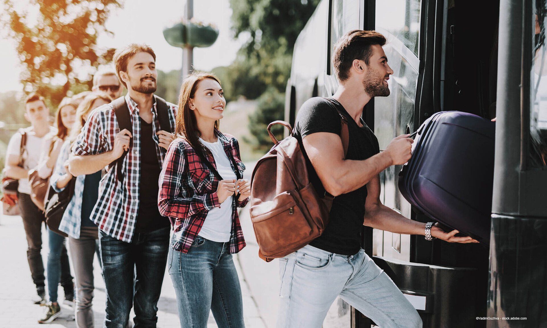 Personen steigen in einen Reisebus