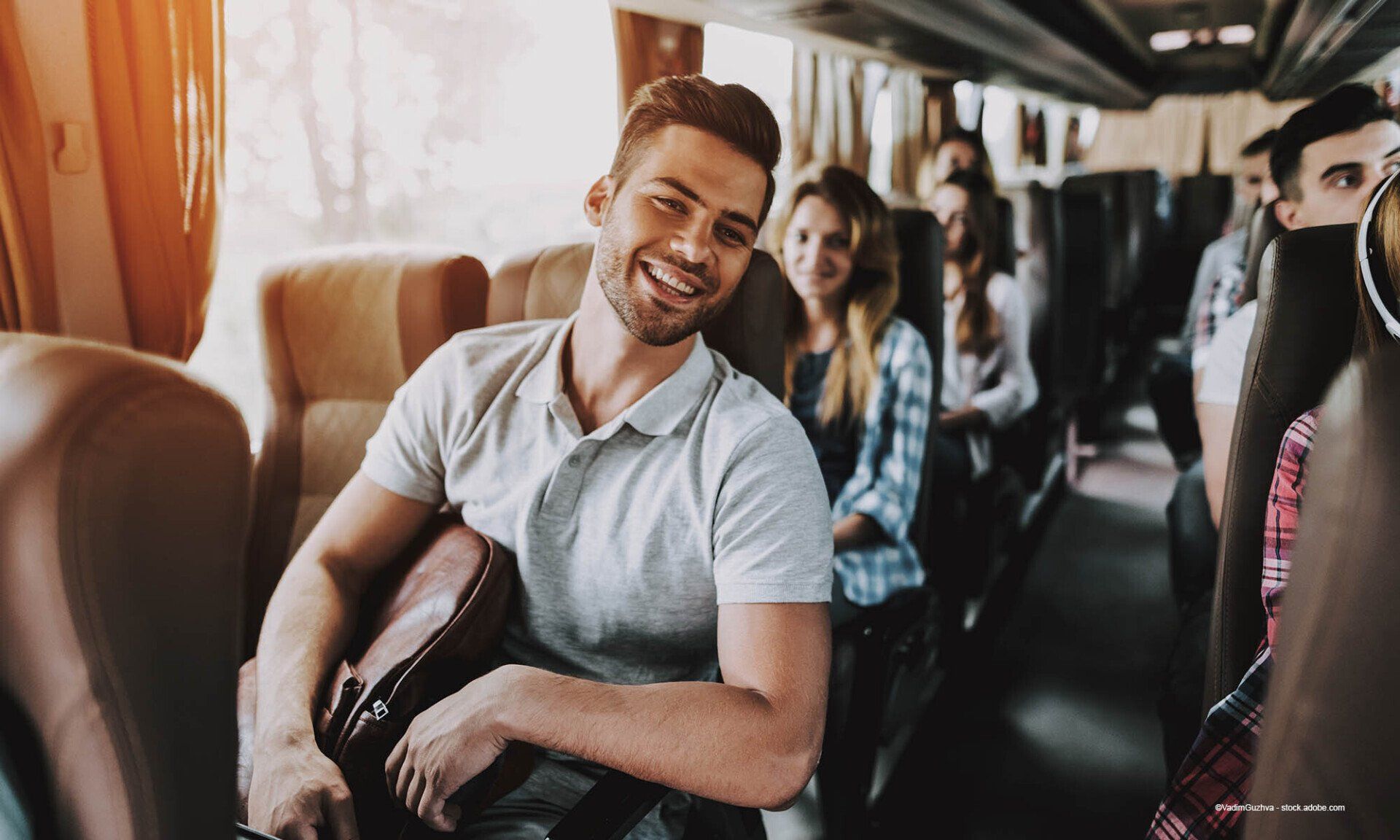 Personen in einem Reisebus