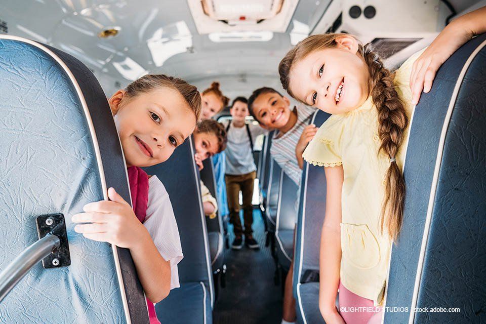 Kinder bei einer Klassenfahrt im Reisebus