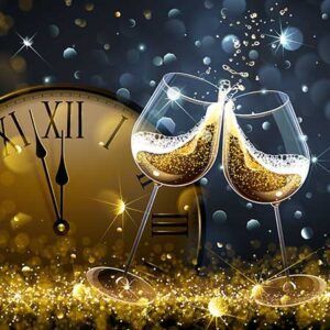 Zwei Gläser Champagner stehen vor einer Uhr .