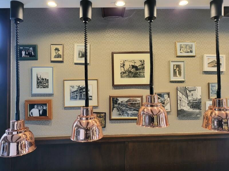 Eine Reihe kupferfarbener Lichter, die von der Decke hängen