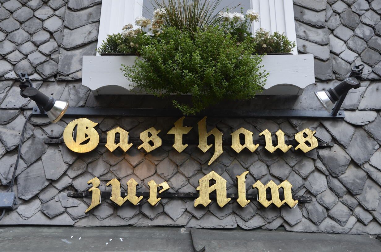 Ein Schild mit der Aufschrift Gasthaus zur Alm