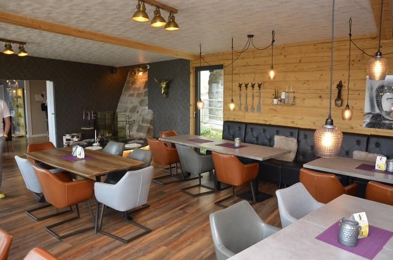 Ein Restaurant mit vielen Tischen und Stühlen