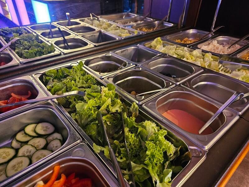 Ein Buffet mit viel Gemüse und Saucen