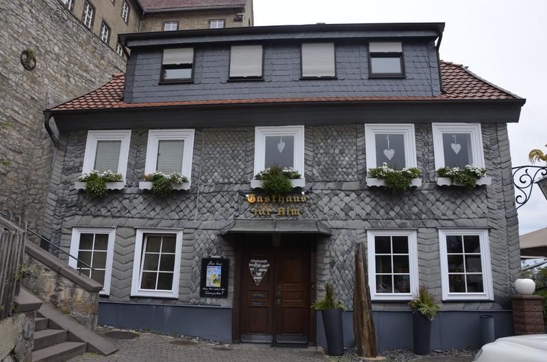 Ein großes Steingebäude mit Treppen, die hinaufführen