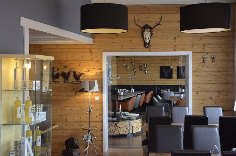 Ein Restaurant mit einem Hirschkopf an der Wand