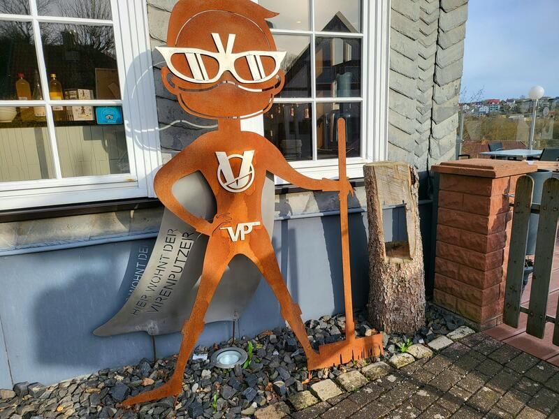 Eine Statue eines Mannes mit Sonnenbrille und einem VP-Logo