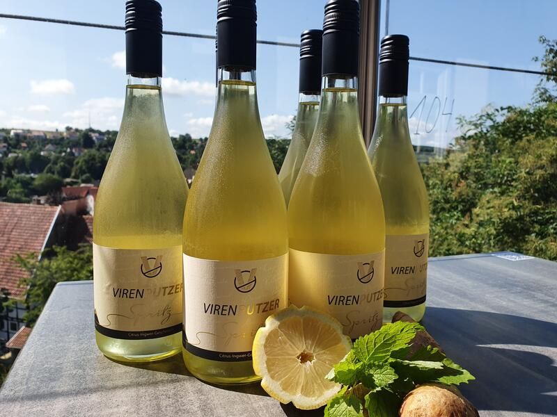 Auf einem Tisch stehen mehrere Weinflaschen.