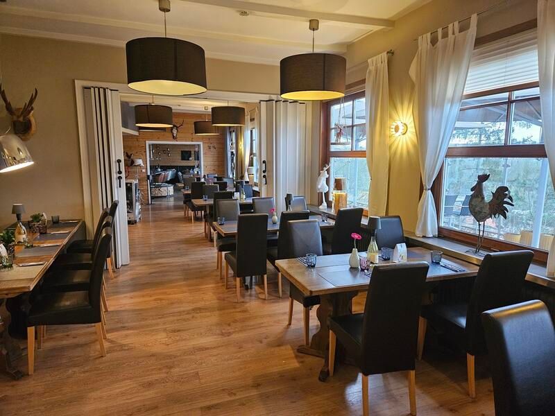 Im Restaurant gibt es viele Tische und Stühle.