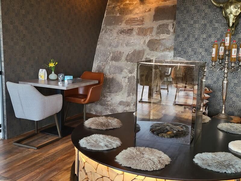 Ein Raum mit einem Tisch und Stühlen darin