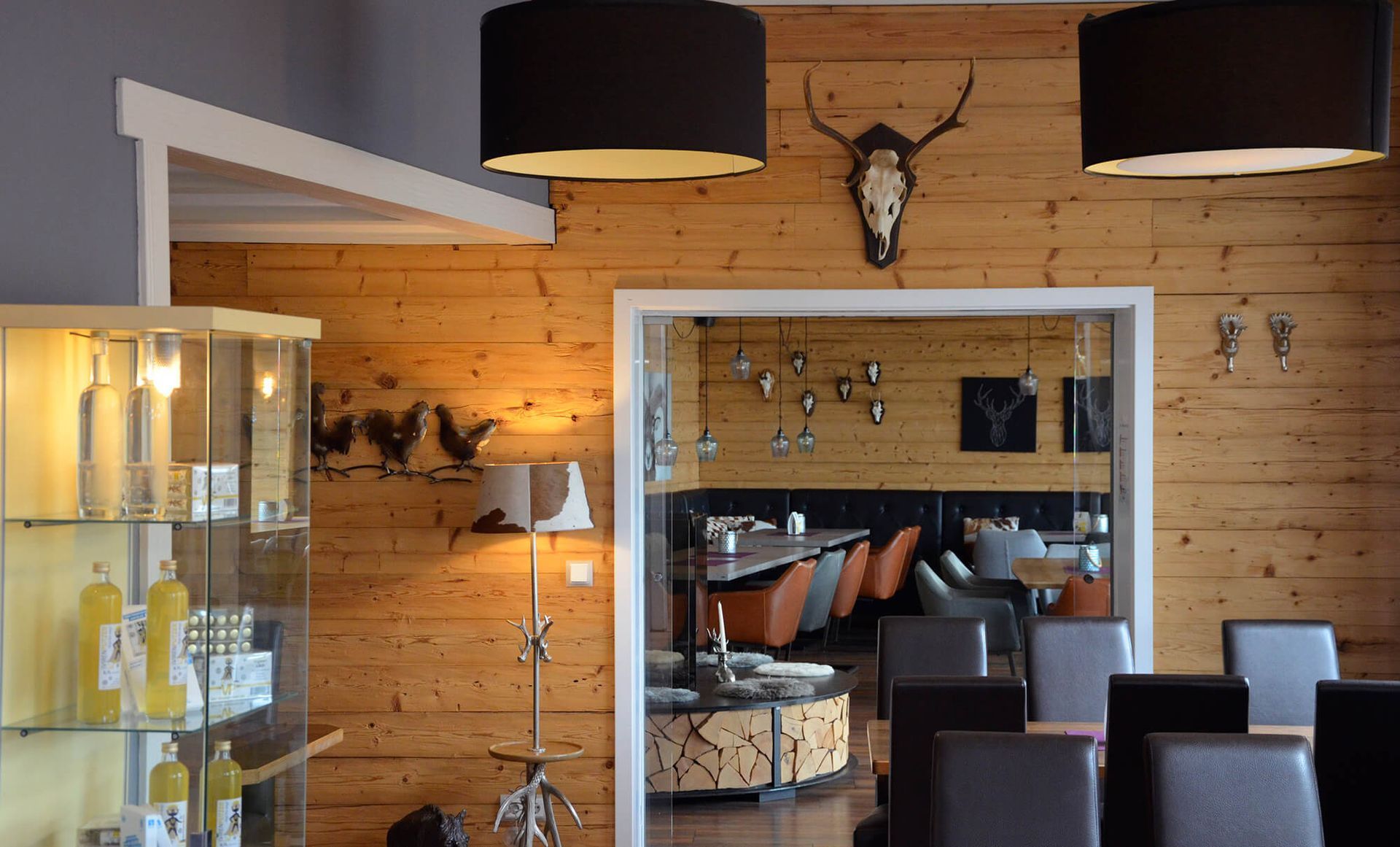 Ein Restaurant mit einer Holzwand und einem Totenkopf an der Wand