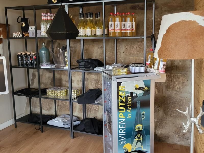 Ein Raum mit Regalen und einem Schild mit der Aufschrift Virenputzer