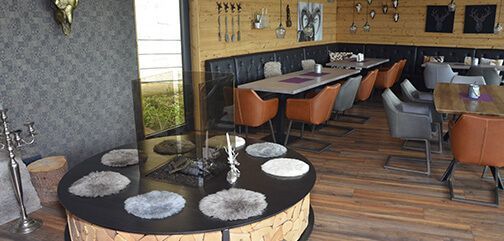 Ein Restaurant mit Tischen und Stühlen und einem runden Tisch in der Mitte des Raumes.