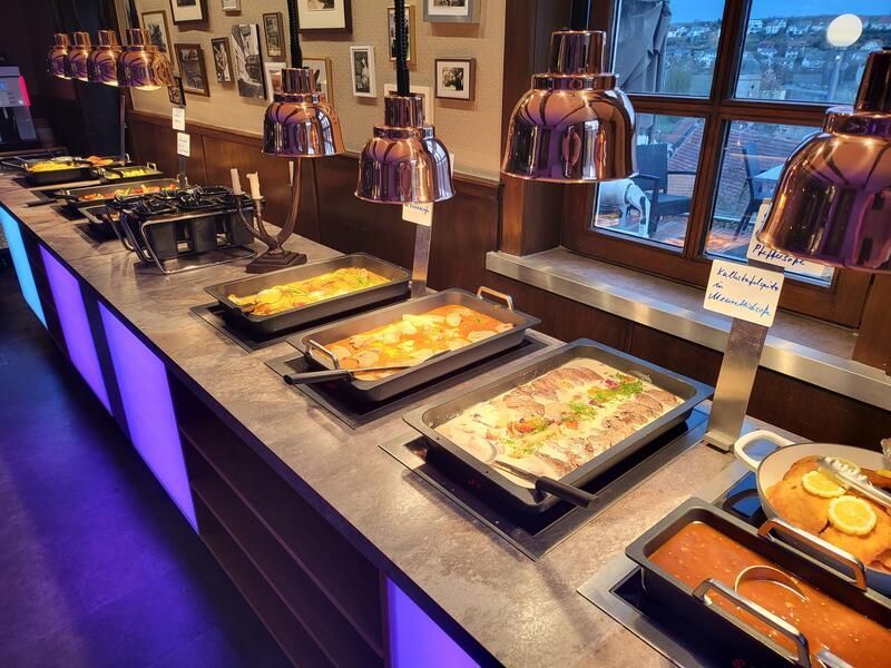 Eine lange Buffetschlange mit viel Essen