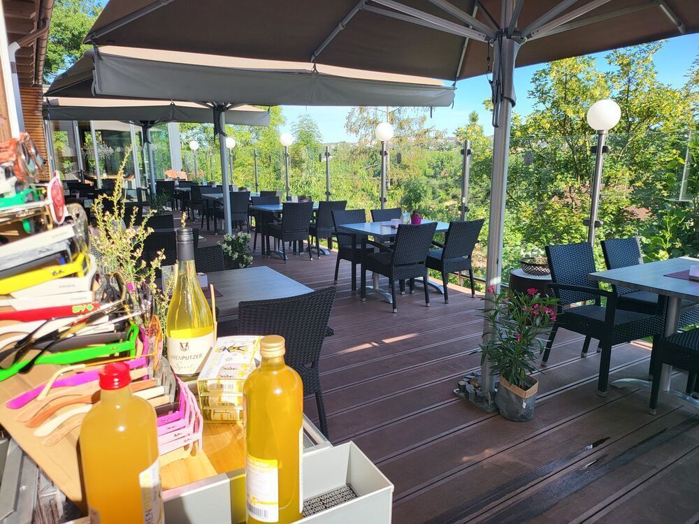 Ein Restaurant mit vielen Tischen und Stühlen und Sonnenschirmen