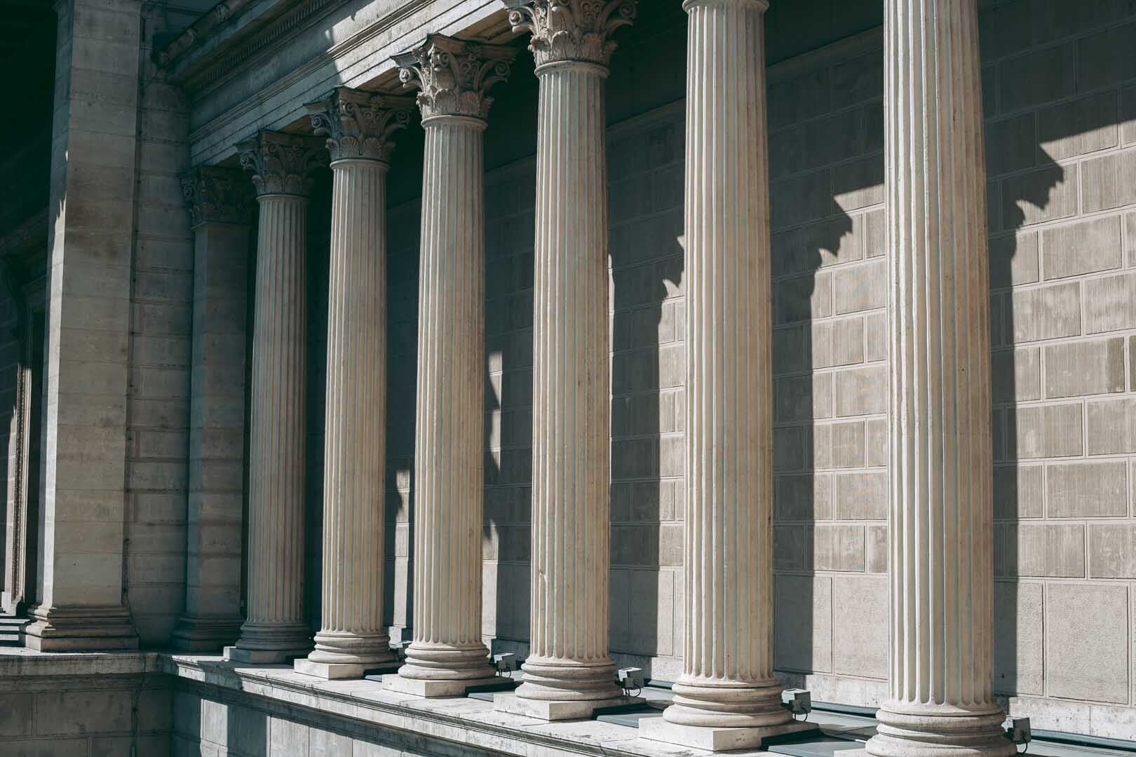 Façade de bâtiment avec colonnes