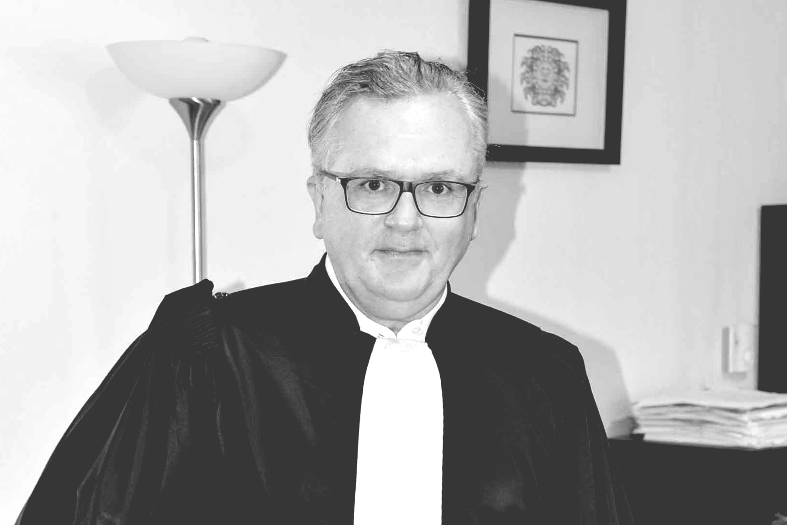Maître Aubrée habillé en robe d'avocat