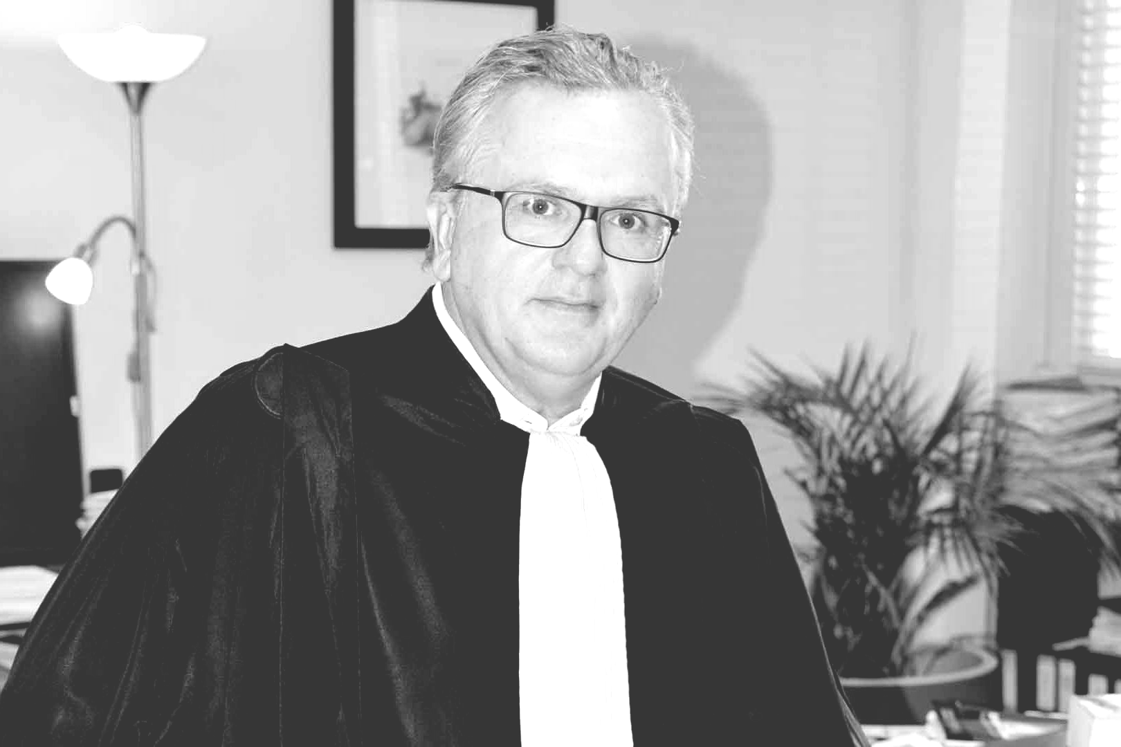 Maître Jean-Michel Aubrée dans sa robe d'avocat