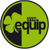 Un logotipo circular con un tr&eacute;bol de cuatro hojas verde a la izquierda 