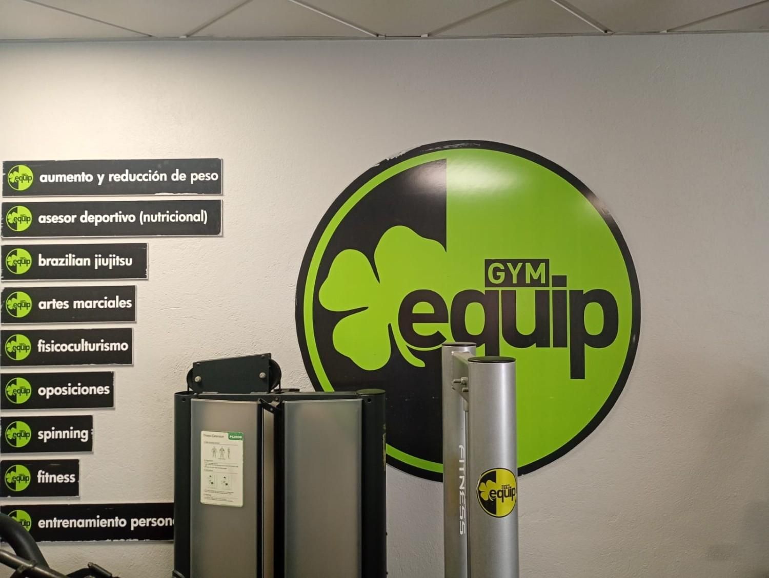 Logotipo y lista de servicios de 