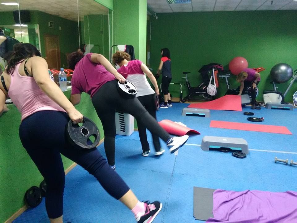 En una clase de gimnasia, los participantes realizan levantamientos 