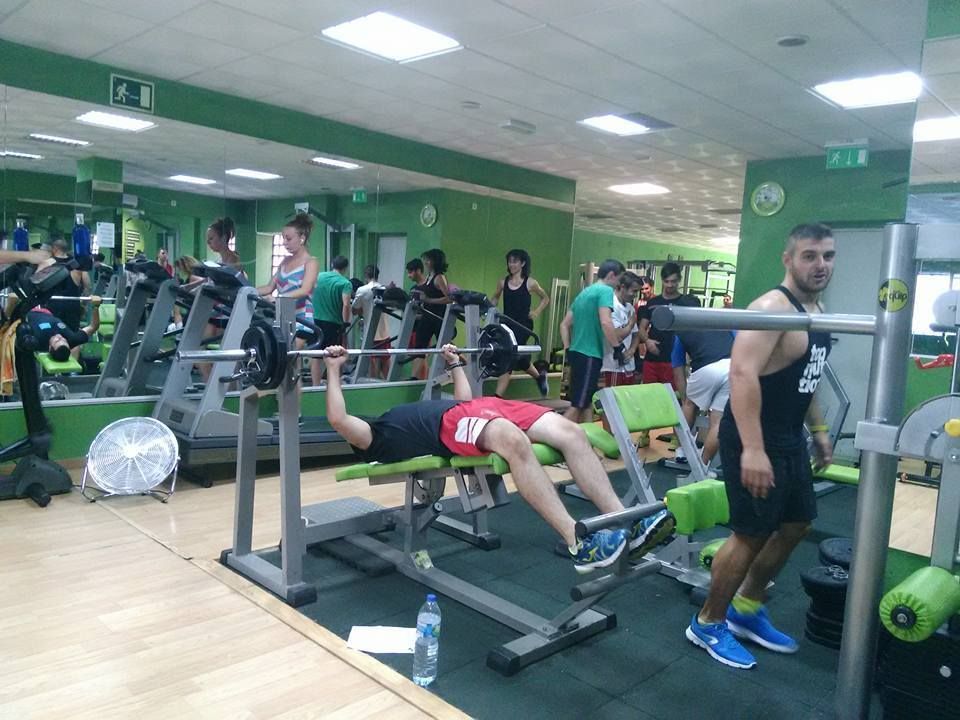 Un levantador de pesas realiza un press de banca 