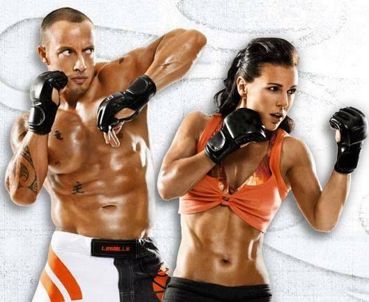 Dos entrenadores físicos, en posición de combate, con guantes negros y ropa deportiva, posan sobre un fondo blanco.