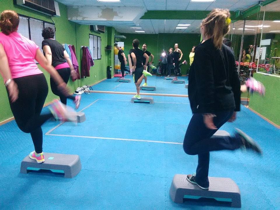 Un grupo de personas realizando ejercicios de step aeróbico 