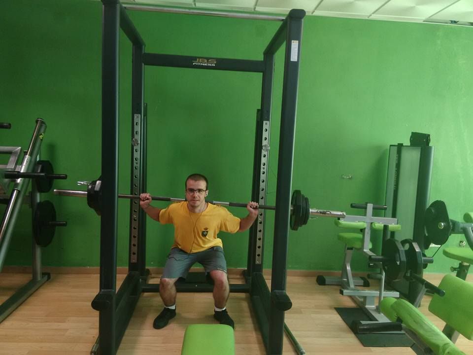 Una persona que lleva una camiseta 