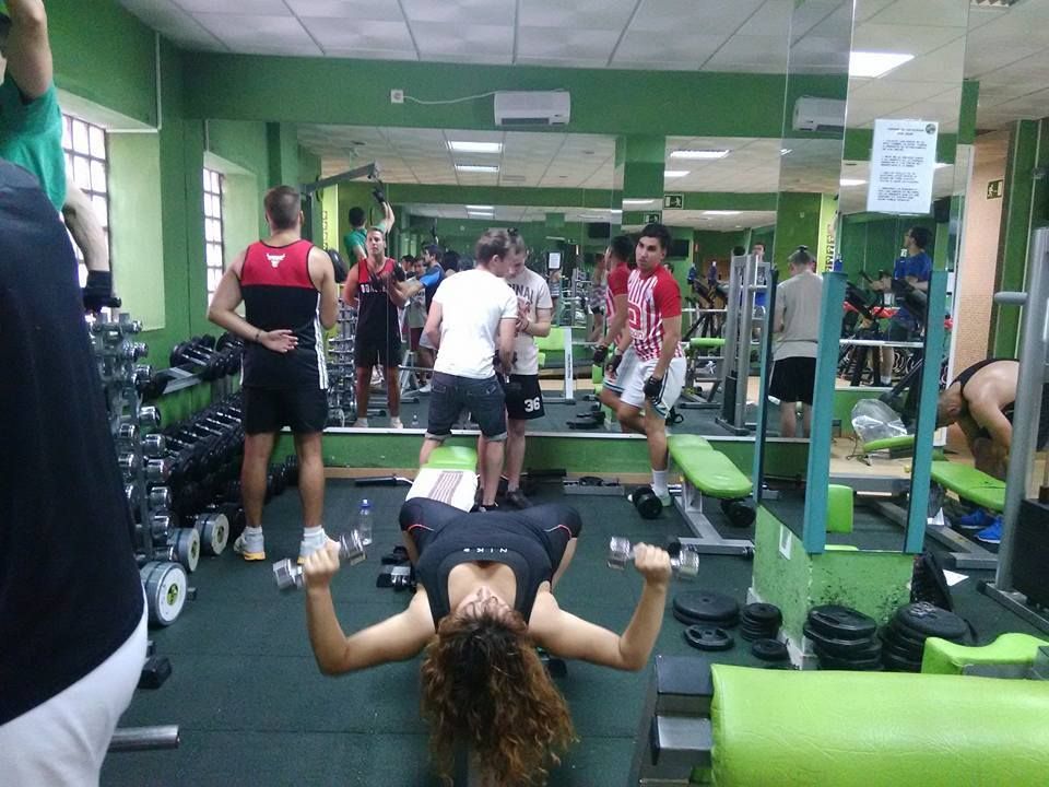 Varias personas hacen ejercicio