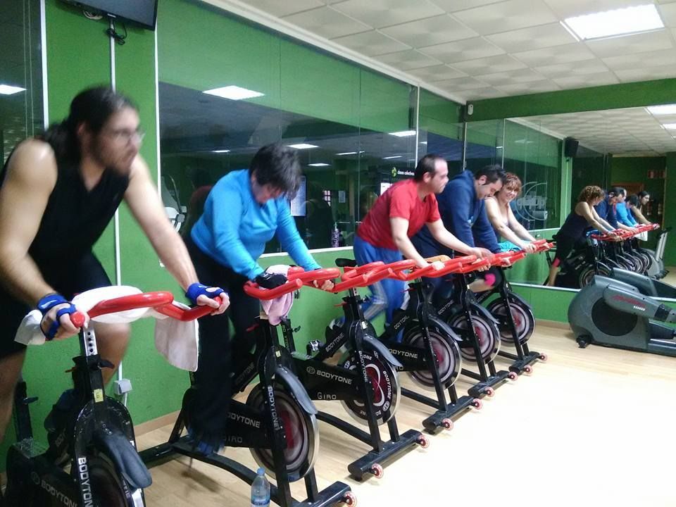 Un grupo de personas vestidas 