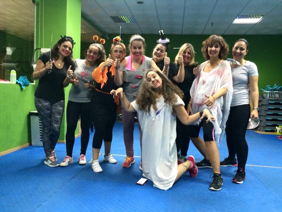 Un grupo de personas disfrazadas y con ropa deportiva informal posan junta