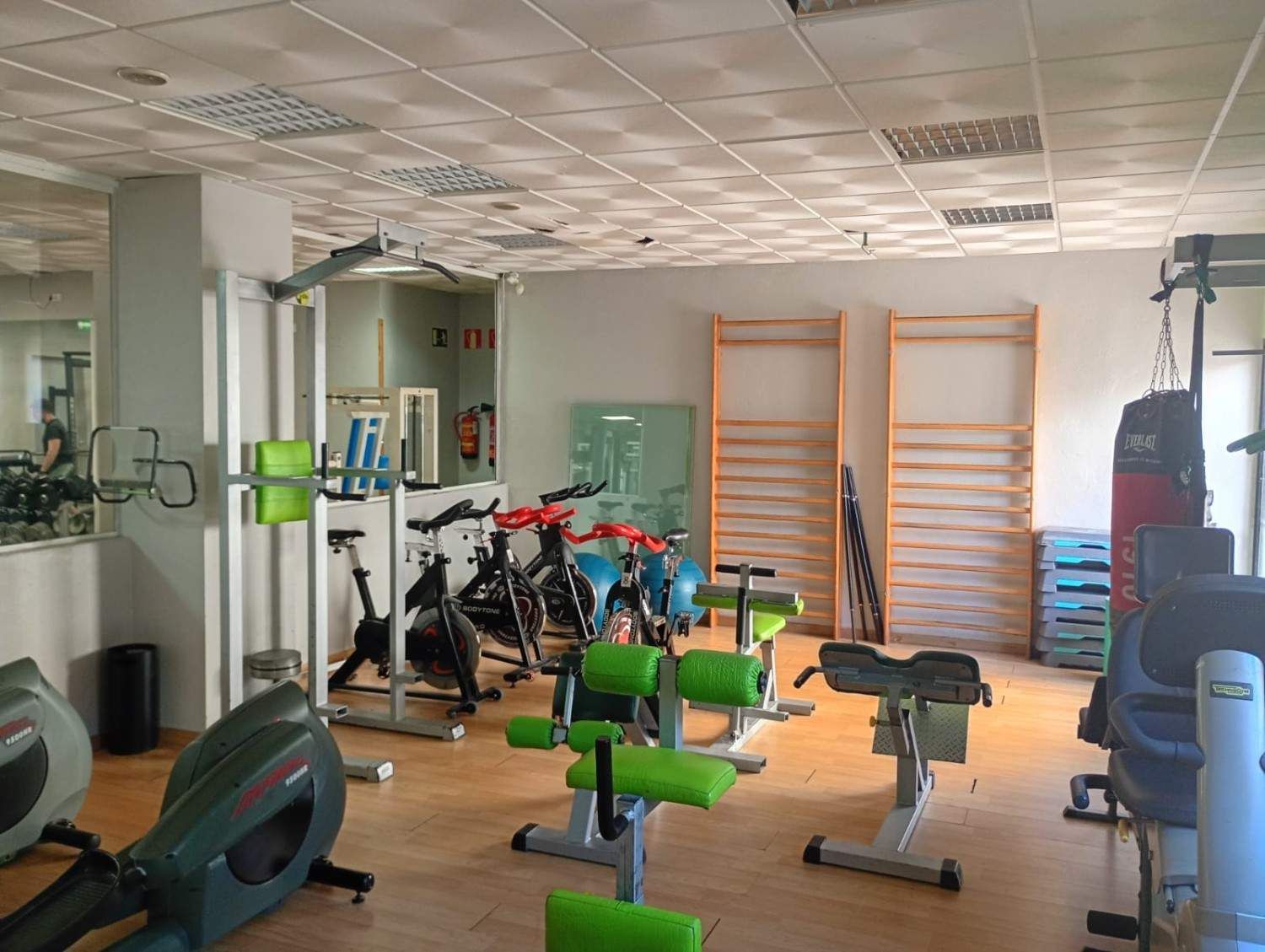 Un gimnasio repleto de diversas máquinas de ejercicio