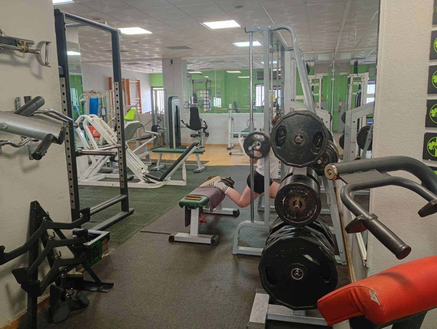 Una persona realiza sentadillas búlgaras con un pie apoyado en un banco