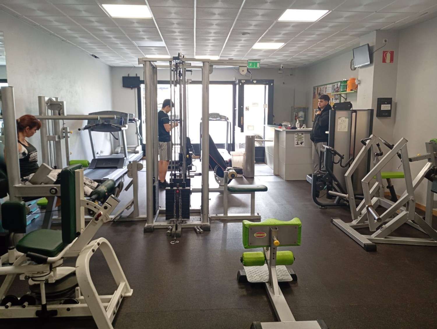 Un gimnasio pequeño y bien iluminado