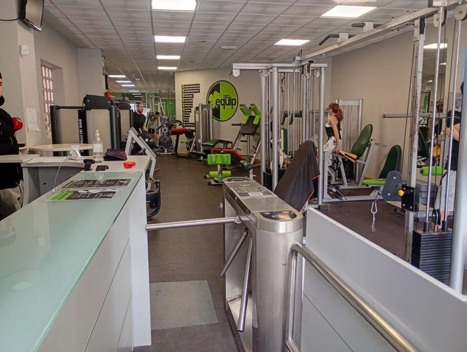 Una persona se inclina sobre una máquina de gimnasio para realizar 