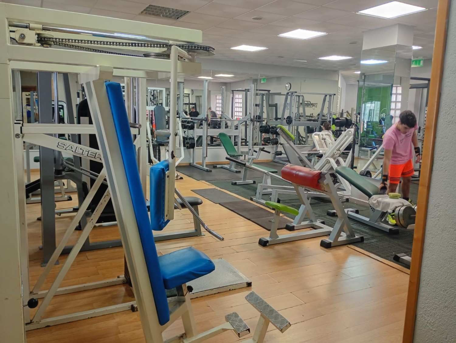 Bicicletas estáticas con manillares de color rojo brillante, dispuestas 