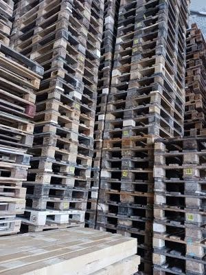 Un montón de paletas de madera están apiladas una encima de otra.