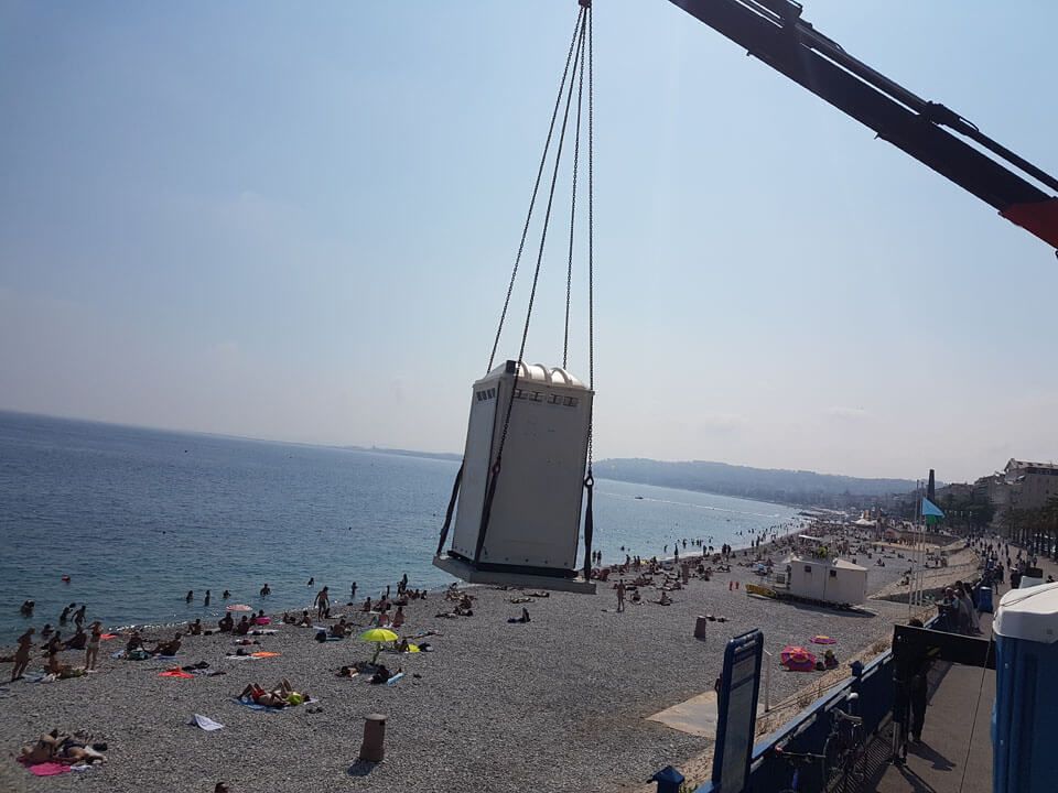 Positionnement d'un toilette amovible sur une plage